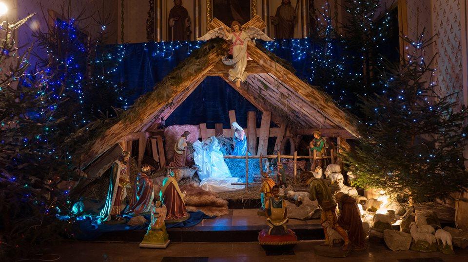 Szopka w kościele przygotowana na pasterkę